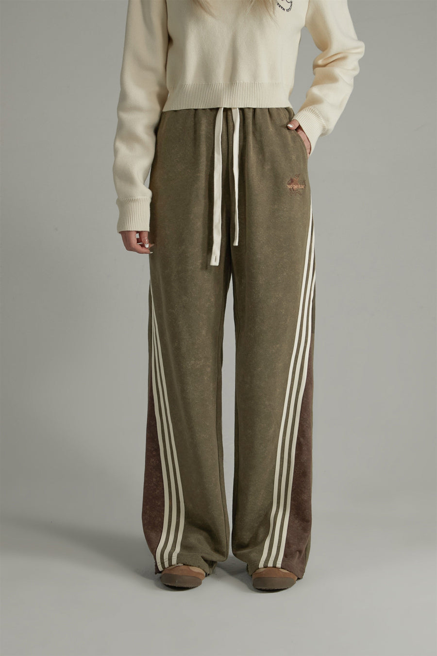 CHUU Star Embroidered Wide Casual Pants