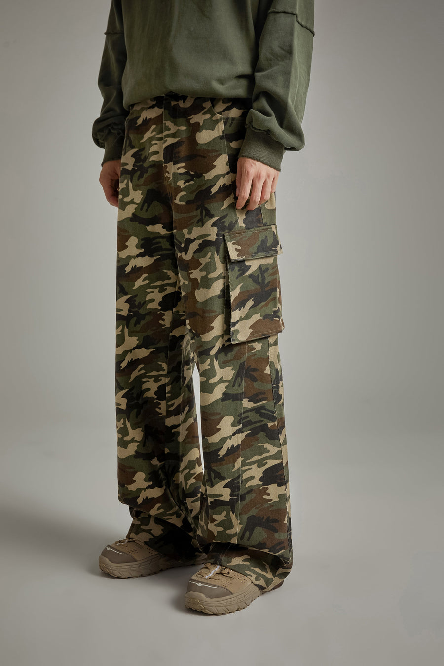 CHUU Camouflage Cargo Wide Pants